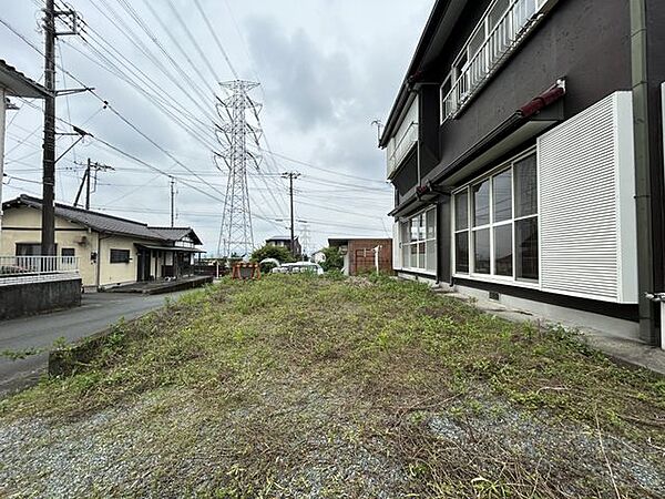 【庭】南側で日当たり良好なお庭では家庭菜園やバーベキューも楽しめます。