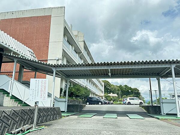 徒歩25分。森町立旭が丘中学校 1980m
