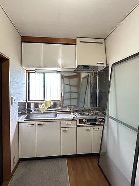 【キッチン】2階建て。窓があり自然換気しやすく、上下の収納を備えた使い勝手の良い空間です。