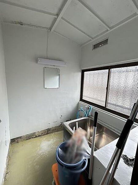 【浴室】平屋。窓が備わっており、自然光を取り込みながら換気もしやすい空間です。