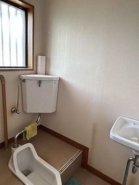 【1階トイレ】2階建て。手洗い器が備わっており、窓もあるため換気しやすく便利な空間です。