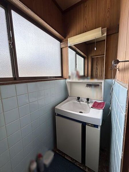 【洗面台】2階建て。1階に洗面台がなく、2階に備わっているため身支度や手洗いに活用できます。
