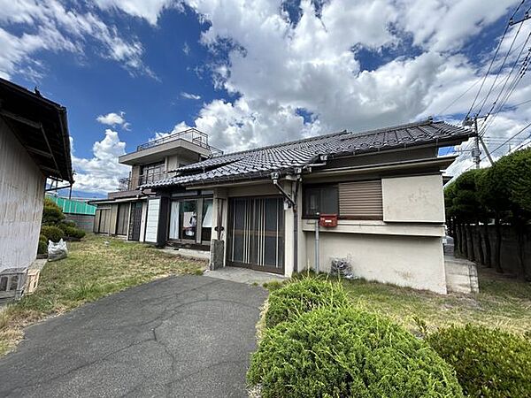 【外観）平屋。南東側から見た外観。3Kの2階建てと2SKの平屋。