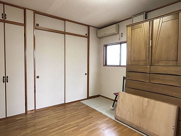 【1階洋室】2階建て。約8帖。大型収納が備わっており、衣類や季節物もすっきり整理しやすいお部屋です。