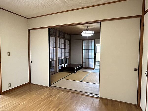 【1階洋室】2階建て。約8帖隣接する和室と一体利用でき、来客時や家族団らんにも対応しやすい空間です。
