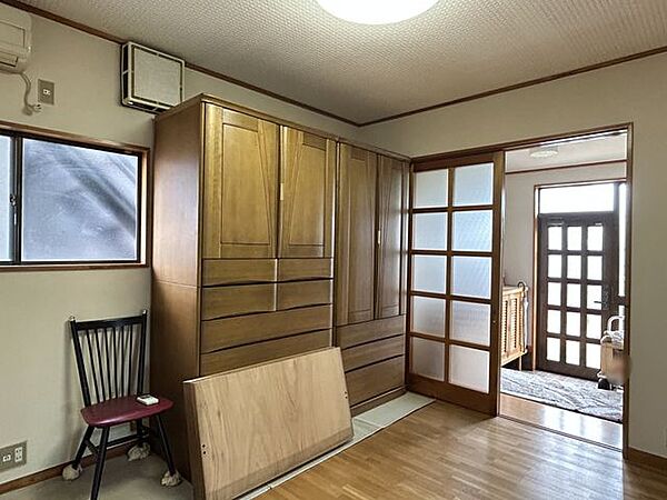 【1階洋室】2階建て。約8帖。窓のある洋室、生活スタイルに合わせて使える一室です。