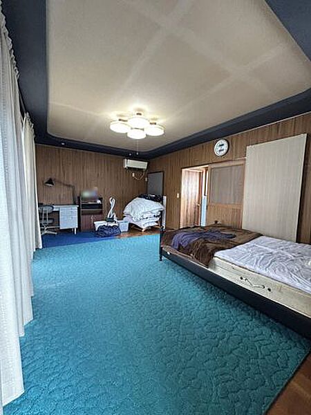 【2階洋室】2階建て。約12帖。ゆとりある広さがあり、ベッドや家具を置いてもゆったり使える空間です。