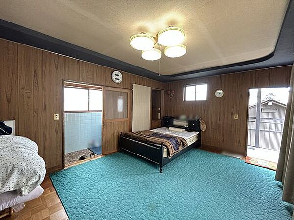 【2階洋室】2階建て。約12帖。掃き出し窓からバルコニーへ出入りでき、開放感を感じられる一室です。