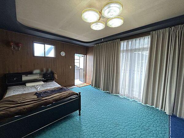 【2階洋室】2階建て。約12帖。2面採光で自然光を取り込みやすく、日中も明るく過ごせるお部屋です。