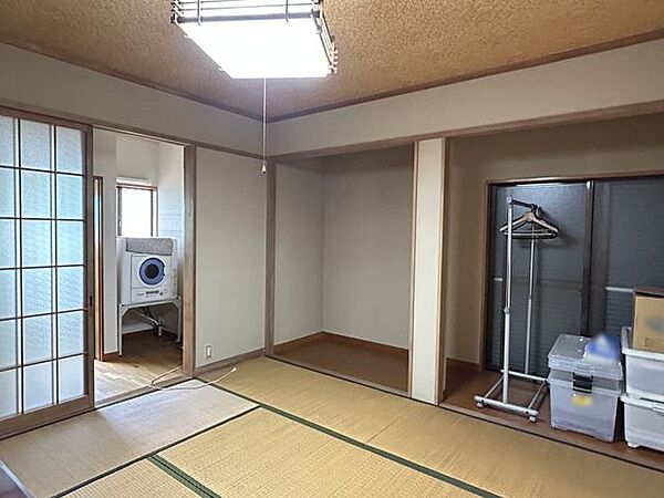 【1階和室】2階建て。約8帖。床の間付きの和室で、空間にゆとりがあり客間としても活用できます。