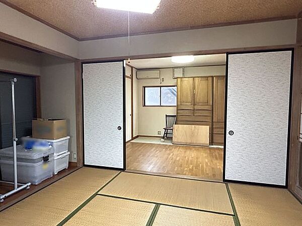【1階和室】2階建て。約8帖。洋室と続き間になっているため、開放感のある空間として活用できます。