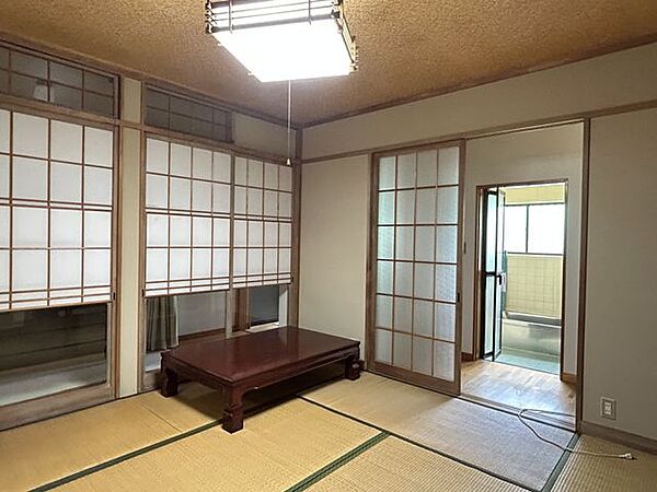 【1階和室】2階建て。約8帖。障子が映える落ち着いた雰囲気で、ゆったりと寛げる心地よいお部屋です。