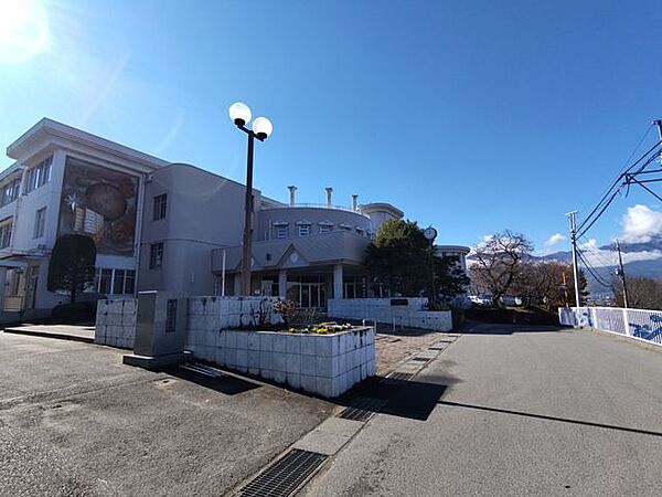 徒歩18分。市川三郷町立市川小学校 1400m