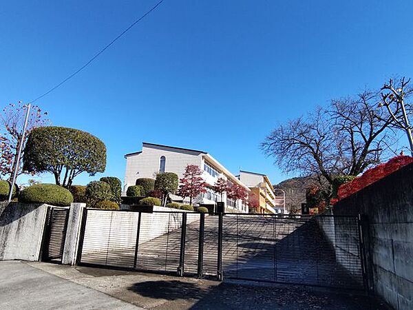 徒歩25分。市川三郷町立市川中学校 1960m
