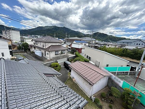 【眺望】2階建て。遠くの山並みまで見渡せる開放的な眺めが広がり、空の表情も楽しめる景色です。