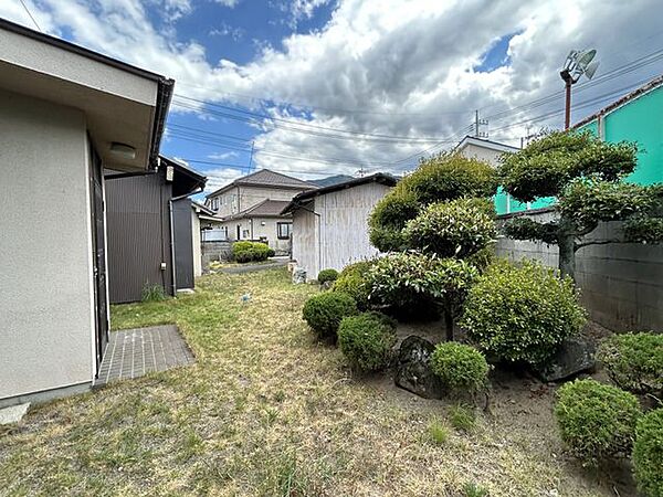 【庭】植栽が整えられており、季節の変化を身近に感じながら過ごせる空間です。