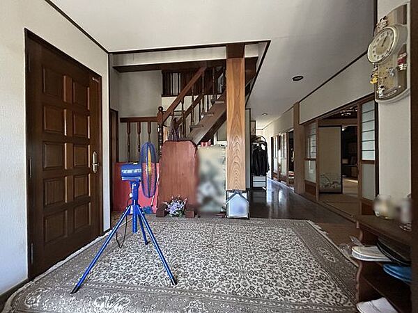 【玄関ホール】ゆとりある広さがあり、各居室や階段へ移動しやすい一続きの空間です。