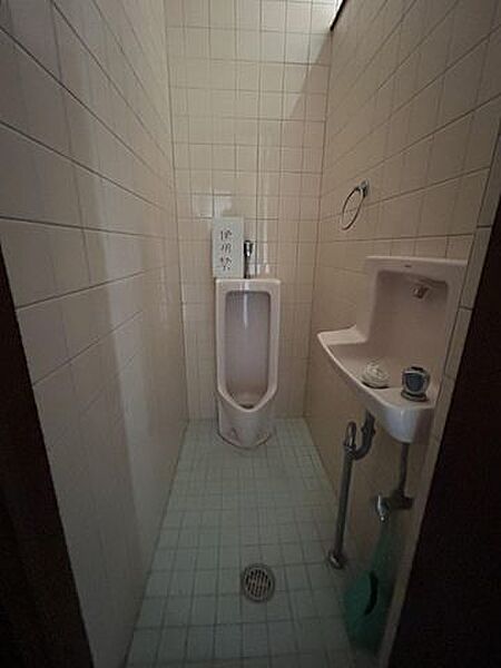 【トイレ】小便器と手洗い場が備わっており、来客時にも使いやすいゆとりある設計です。