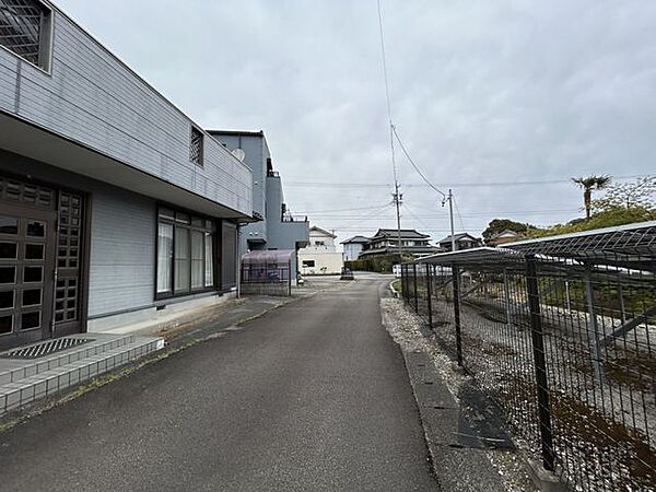 【前面道路】南東側公道の幅員は、3.5ｍに面しており、お車の出入りもしやすい立地です。