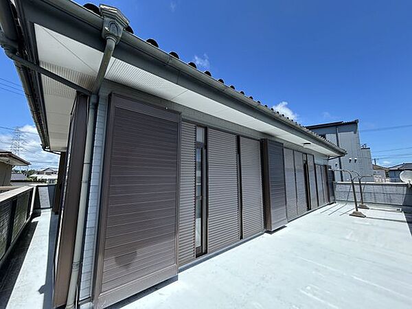 【バルコニー】広々としたバルコニーで、洗濯物や布団干しにも活用しやすいです。