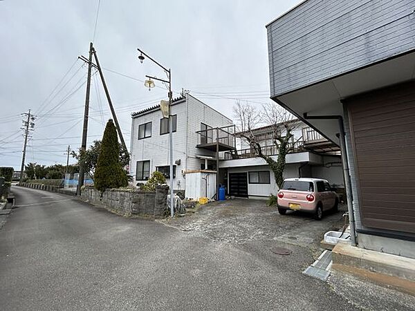 【駐車場】駐車5台可能で、来客用スペースとしても活用しやすいゆとりある駐車場です。
