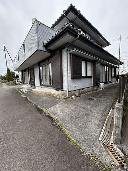 【駐車場】建物脇にもゆとりがあり、切り返しがしやすく駐車しやすいスペースです。