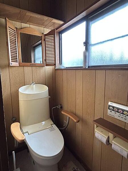 【1階トイレ】1階に設けられたトイレで、手すり付きのため安心して利用できます。