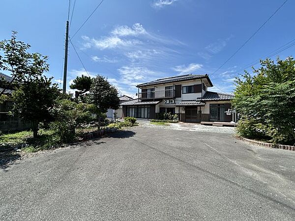 【駐車場】ゆとりあるスペースを確保しており、来客時にも便利な6台駐車可能です。
