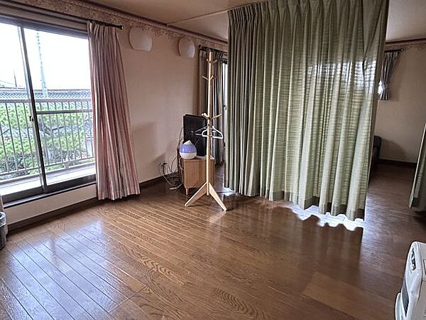 【洋室2】約16帖。大きな窓から光が差し込み、ゆとりある広さで多用途に活用できる一室です。