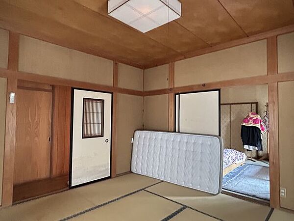 【和室1】約8帖。洋室と和室につながる配置のため、暮らしに合わせて柔軟に活用できます。