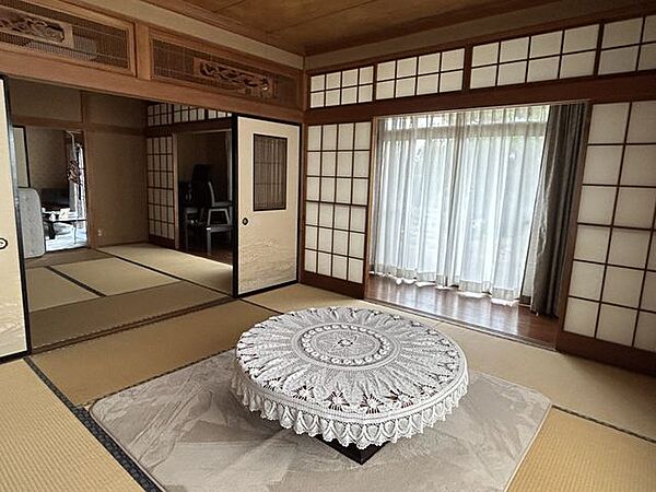 【和室2】約8帖。縁側に面した開放感のある和室で、庭を眺めながらゆったりと寛げます。