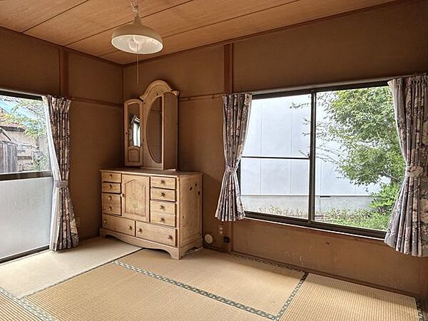【和室3】約6帖。2面採光を確保した明るい和室で、心地よい光に包まれてゆったり過ごせます。