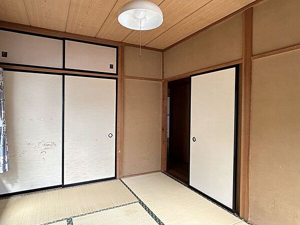 【和室3】約6帖。収納を備えた使い勝手の良い空間で、客間や居室として便利に活用できます。