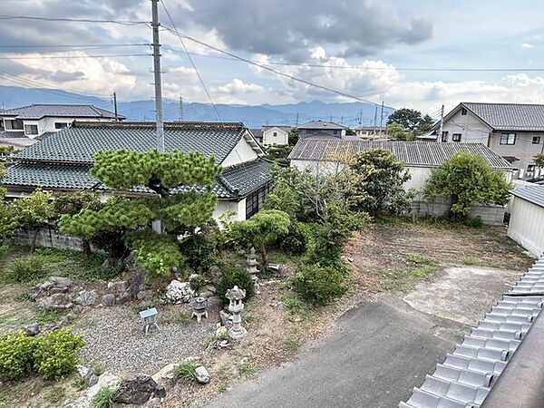 【眺望】遠くの山並みまで見渡せる眺めが広がり、季節ごとの景色を身近に楽しめます。