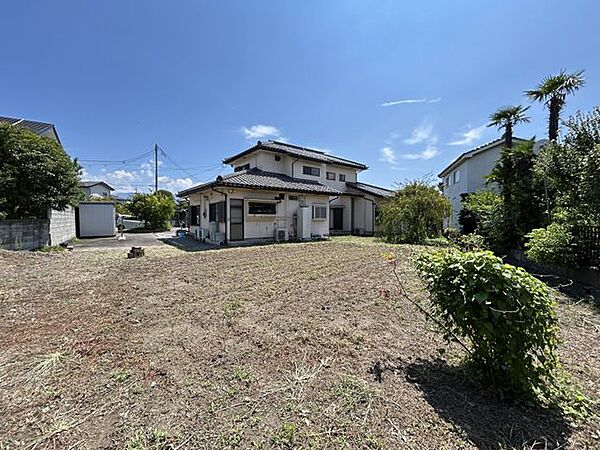 【庭】ゆとりある庭スペースがあり、家庭菜園やガーデニングも楽しめる環境です。
