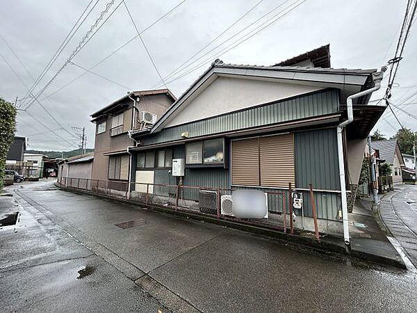 【外観】落ち着いた街並みに溶け込む佇まい。木造2階建て6SDKのゆとりある住まいです。