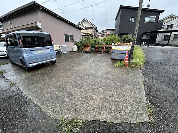 【駐車場】駐車8台可能なゆとりあるスペース。来客時や複数台所有にも対応できます。