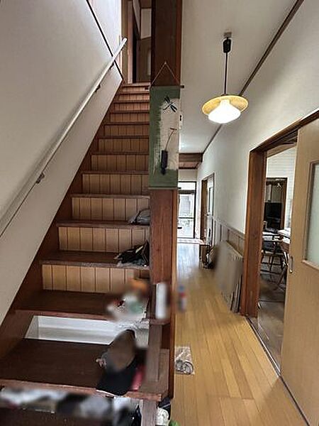 【階段】手すり付きで昇り降りに配慮。木のぬくもりを感じる室内階段スペースです。