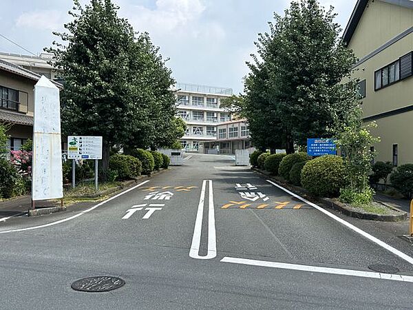 徒歩10分。富士市立丘小学校 750m