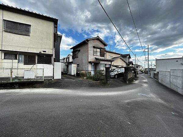 【前面道路】北側から撮影。北西側公道の幅員3.9m。