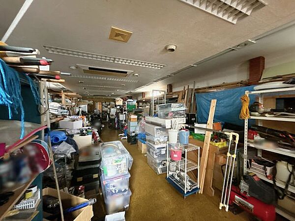 【1階倉庫】棚や設備を配置してもスペースが確保でき、柔軟に使える倉庫です。