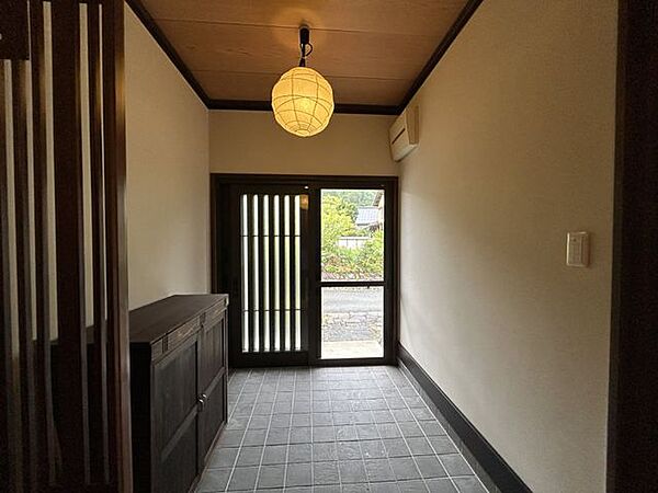 【玄関内観】格子戸と和風照明が印象的な、落ち着いた雰囲気の玄関です。