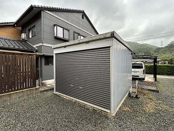 【収納】シャッター付きガレージがあり、荷物の収納場所としても活用できます。