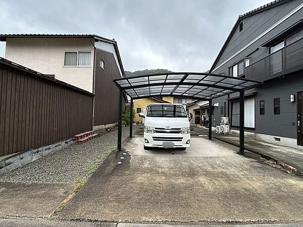 【駐車場】北東側の駐車場には、2台駐車可能。