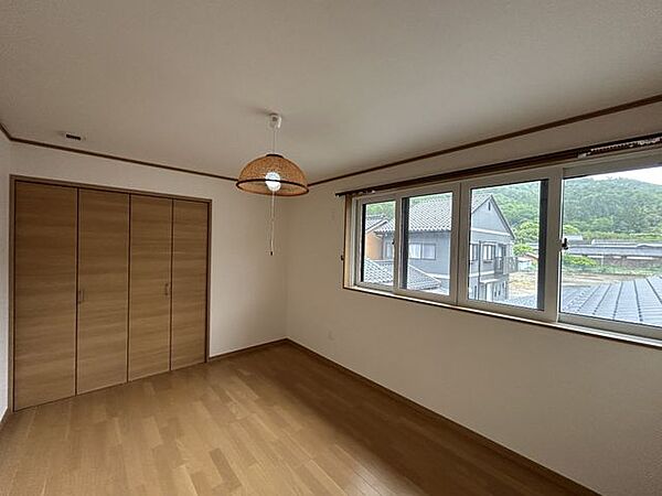【2階洋室1】約6帖。窓から自然光が入り、収納も備えた使い勝手のよい洋室です。