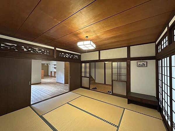 【1階和室】約8帖。リビングと続き間で使え、ご家族が集まる空間としても活用できます。