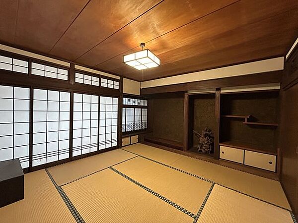 【1階和室】約8帖。床の間と造作棚があり、落ち着いた時間を過ごせる和室です。