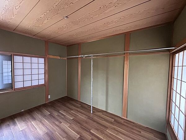 【2階洋室1】約6帖。和の趣とフローリングが調和した、落ち着いた雰囲気の洋室です。