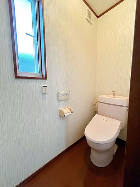 【2階トイレ】各階にトイレを備えており、朝の忙しい時間帯も快適にお使いいただけます。