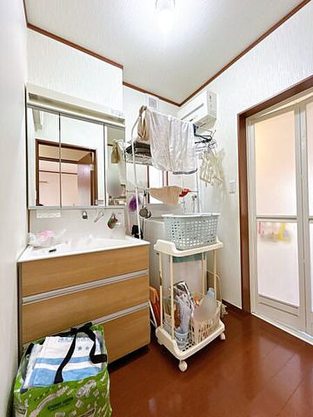 【洗面脱衣室】三面鏡付き洗面化粧台を備え、身支度や収納にも便利な使いやすい空間です。